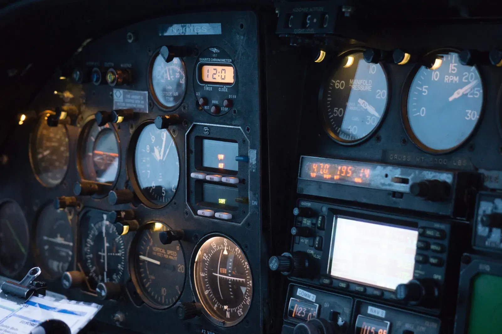 Cockpit mit zahlreichen Instrumenten und Anzeigen