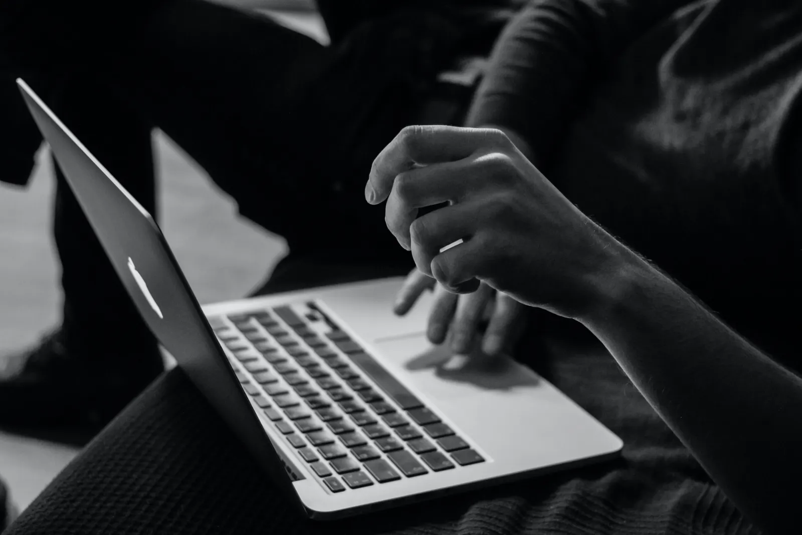 Hände tippen auf einem Laptop